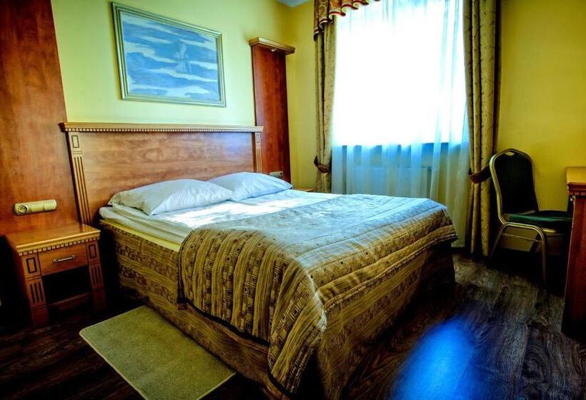 דירת חדר דלוקס, Pietrak