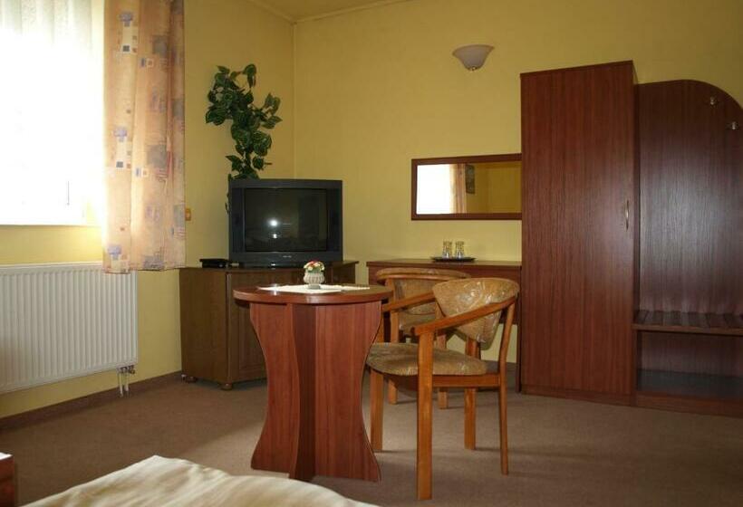 اتاق استاندارد یک نفره, Pod Dębami