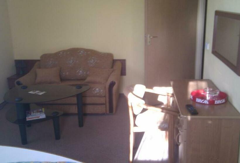 اتاق استاندارد سه نفره, Pod Dębami