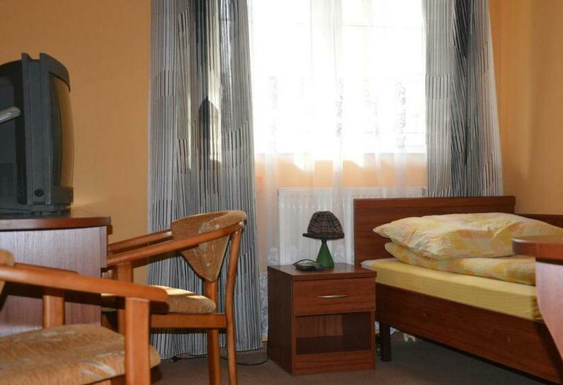 اتاق استاندارد یک نفره, Pod Dębami