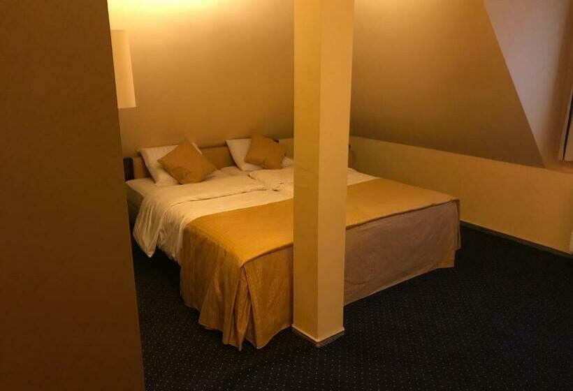 Standard Szoba, Podzamcze