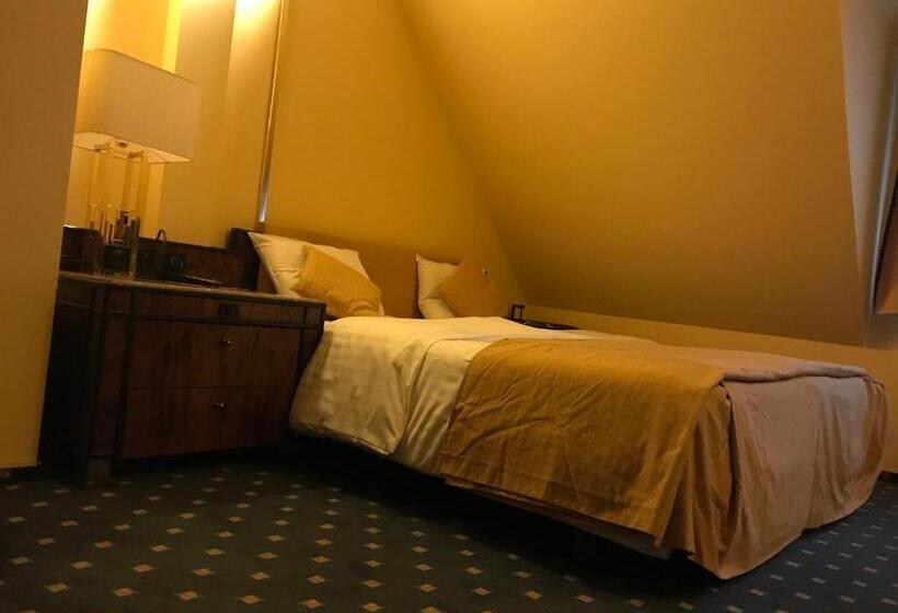 Standard Szoba, Podzamcze