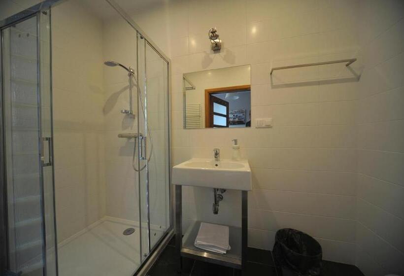 חדר סטנדרט לשלושה, Vertigo Narie