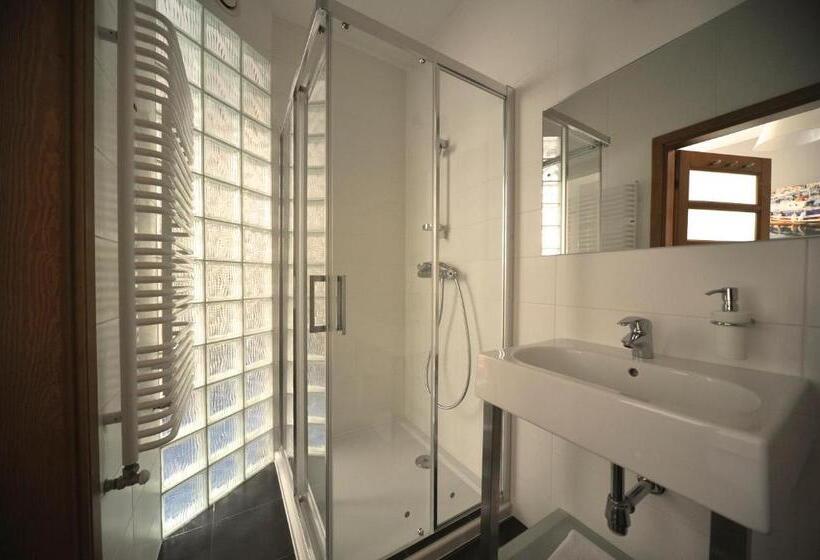 חדר סטנדרט לשלושה, Vertigo Narie