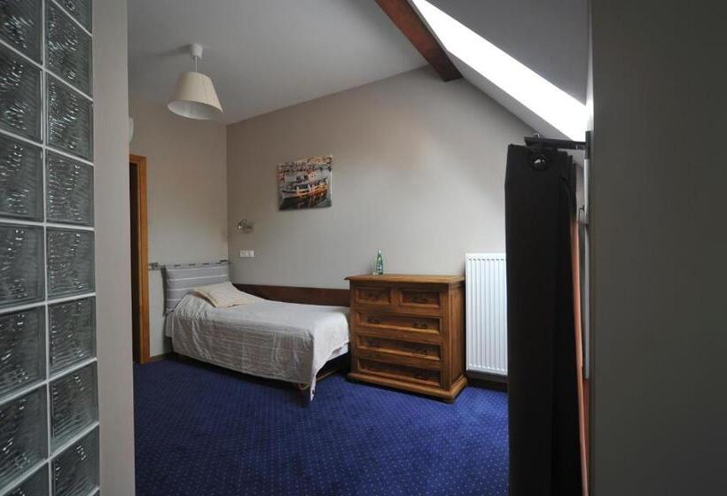 חדר סטנדרט לשלושה, Vertigo Narie