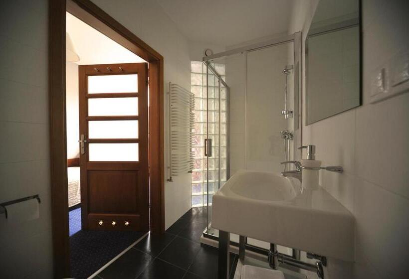 חדר סטנדרט לשלושה, Vertigo Narie