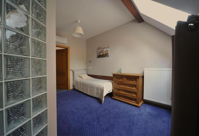 חדר סטנדרט לשלושה, Vertigo Narie