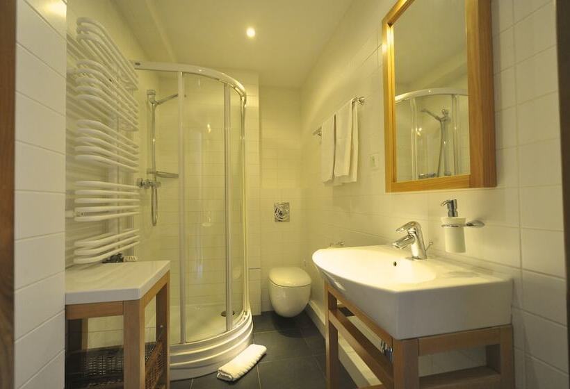 חדר סטנדרט לשלושה, Vertigo Narie