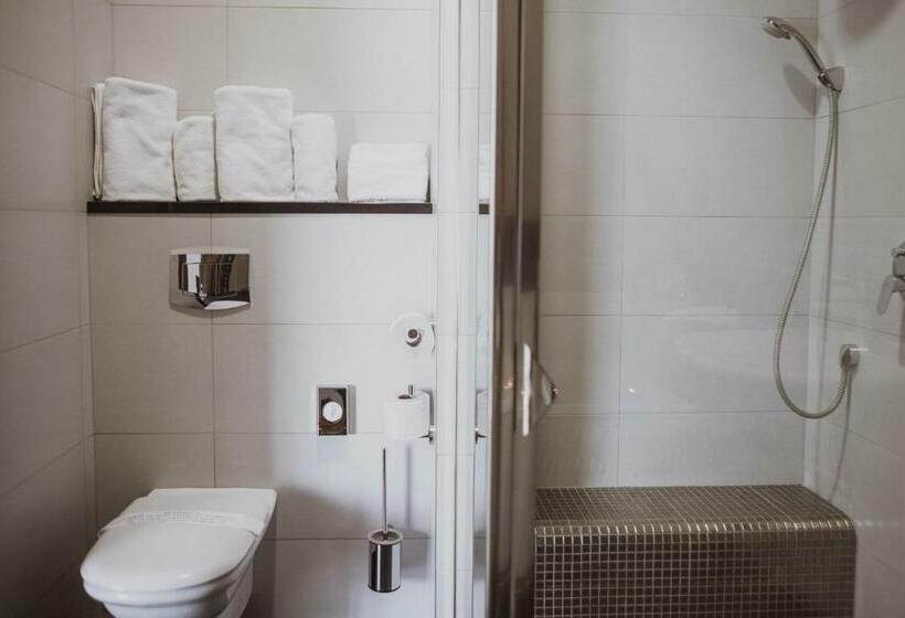 דירת חדר, Winny Dworek