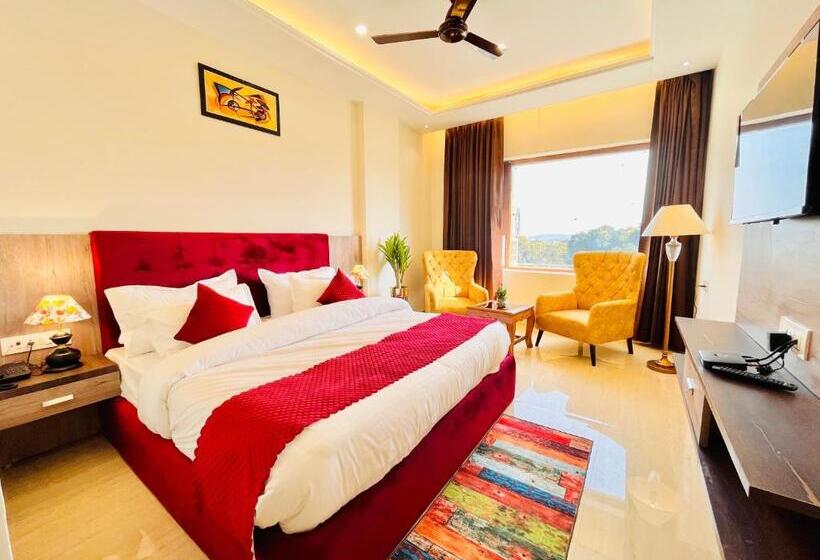 带大床的豪华间, Ganges Blossam   A Four Star Luxury Hotel & Resort