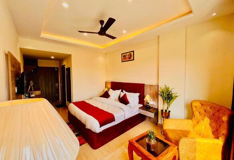 带大床的豪华间, Ganges Blossam   A Four Star Luxury Hotel & Resort