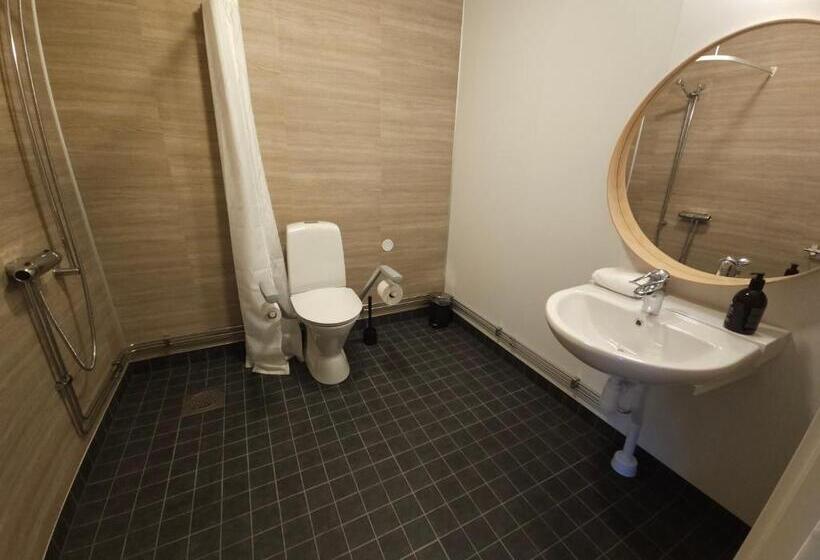 غرفة عائلية, Let I Jörn Ab