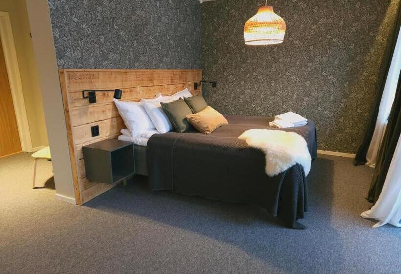 غرفة عائلية, Let I Jörn Ab