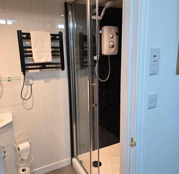 חדר משפחתי, Poppy Cottage