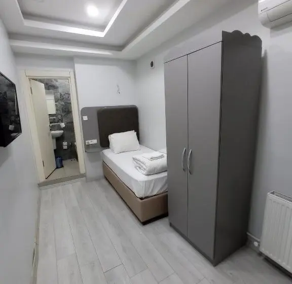 Standard Yhden Hengen Huone, Emin Konak