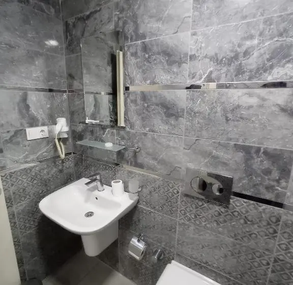Standard Yhden Hengen Huone, Emin Konak