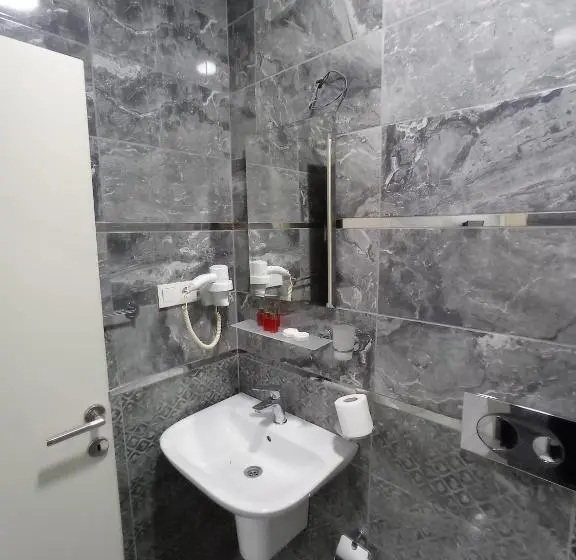 Standard Yhden Hengen Huone, Emin Konak