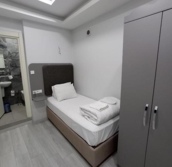 غرفة قياسية فردية, Emin Konak