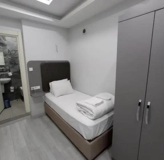 Standard Yhden Hengen Huone, Emin Konak