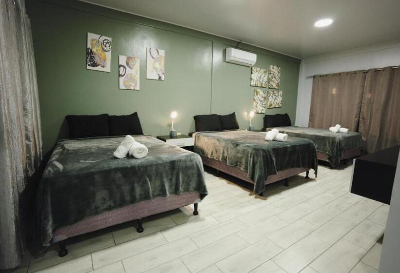 اتاق استاندارد سه تخته با چشم‌انداز استخر, ágape