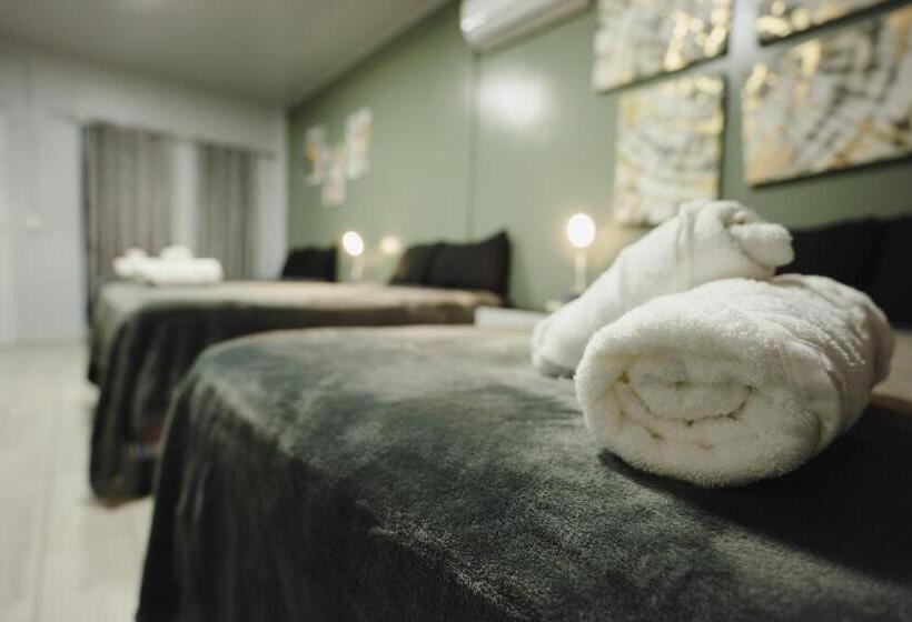 اتاق استاندارد سه تخته با چشم‌انداز استخر, ágape