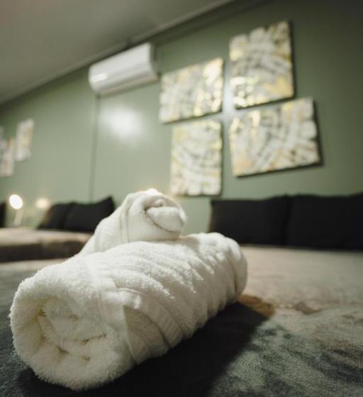 اتاق استاندارد سه تخته با چشم‌انداز استخر, ágape