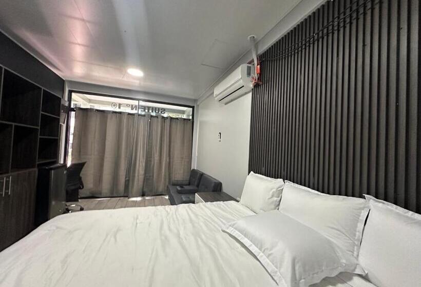 سوئیت جونیور با چشم‌انداز باغ, ágape