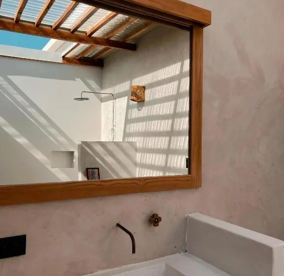 اتاق لوکس, Tukasa   Surfhouse