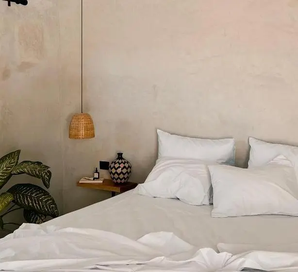 اتاق لوکس, Tukasa   Surfhouse