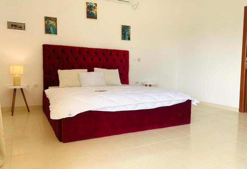 استودیوی لوکس, Namaste Hotel & Restaurant