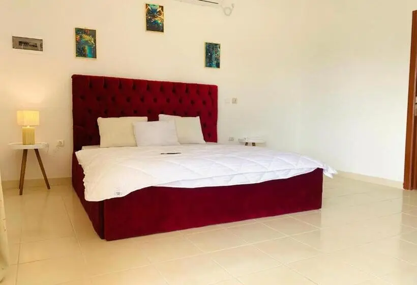 استودیوی لوکس, Namaste Hotel & Restaurant