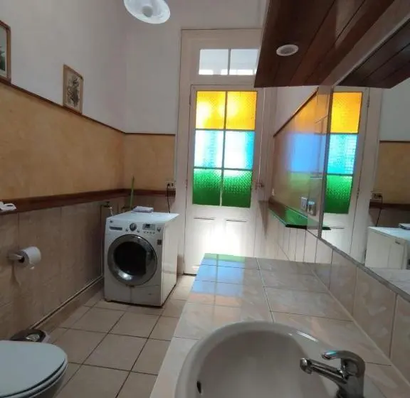 اتاق استاندارد یک نفره, Hostal Tulio Porteño