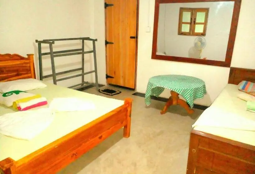 スタンダードトリプルルーム, Habarana City Hostel