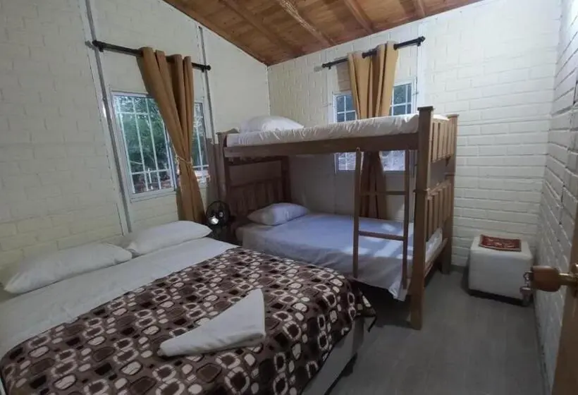 スタンダード4人部屋, Hostal Beshalom