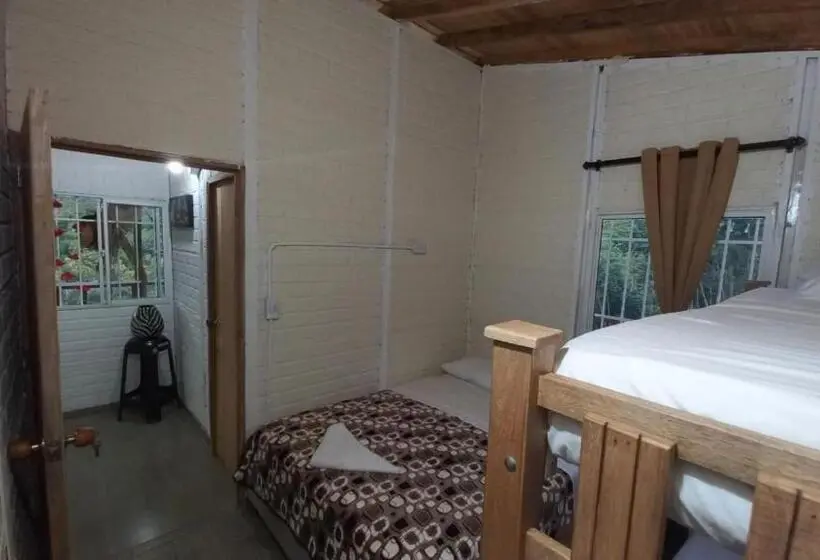 スタンダード4人部屋, Hostal Beshalom