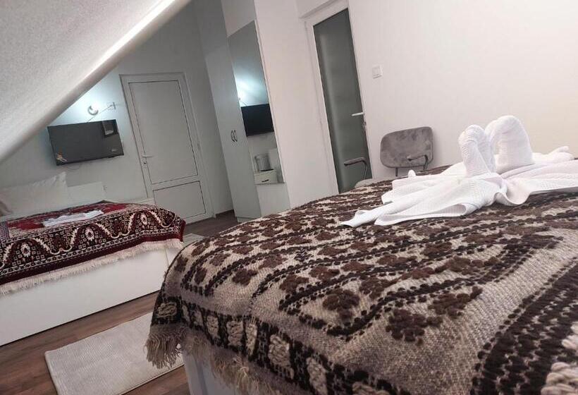 غرفة قياسية ثلاثية, Pensiunea Adela