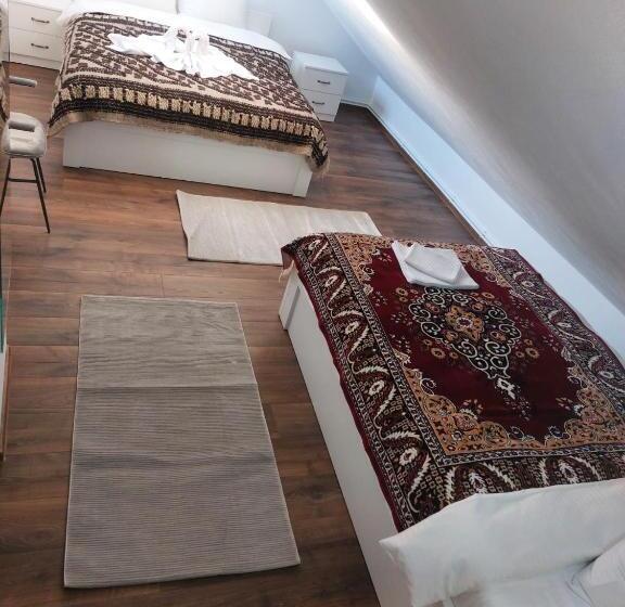 غرفة قياسية ثلاثية, Pensiunea Adela