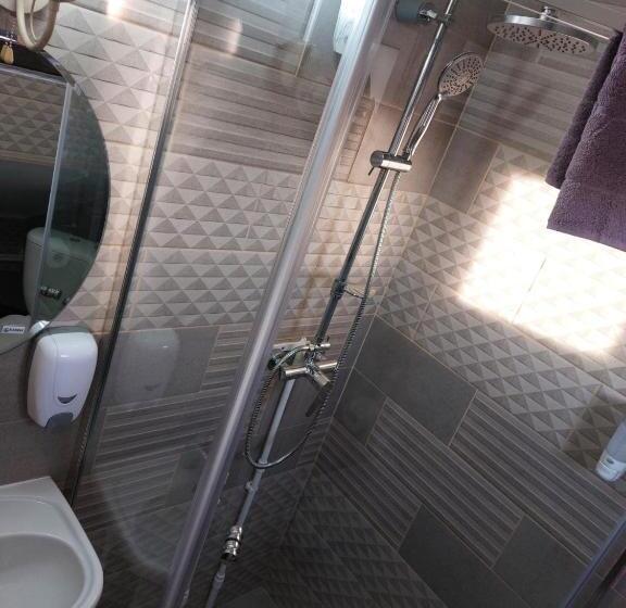 غرفة ديلوكس ثلاثية, Pensiunea Adela