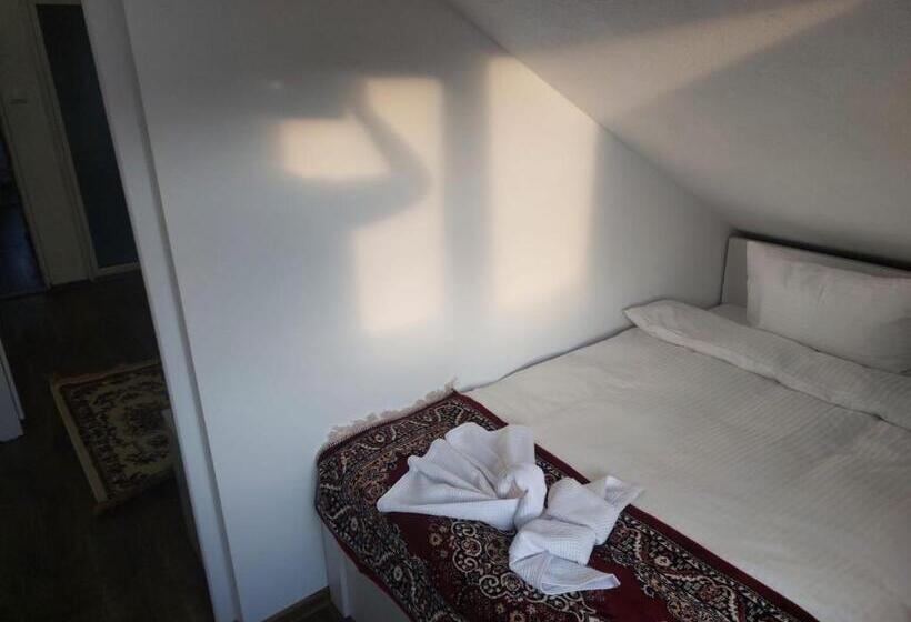 غرفة سوبيريور ثلاثية, Pensiunea Adela