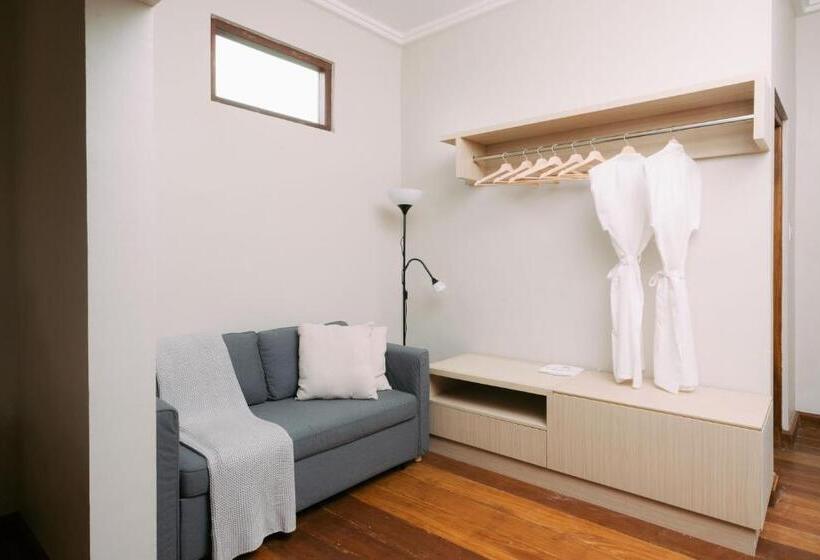 家庭间, Girihill Farmhouse