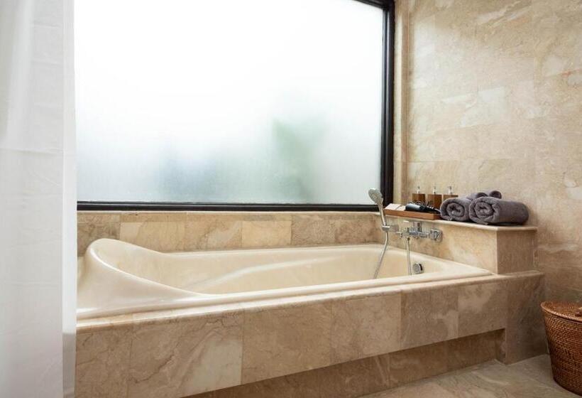 家庭间, Girihill Farmhouse