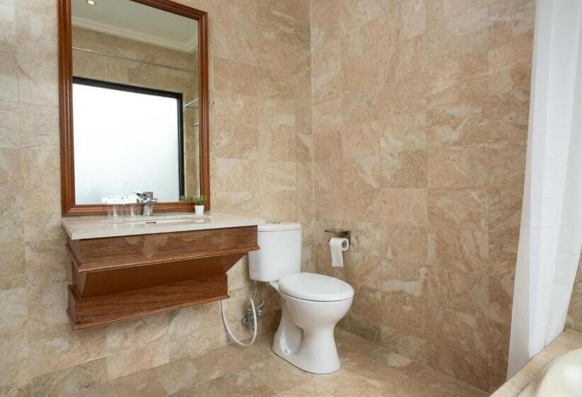 家庭间, Girihill Farmhouse