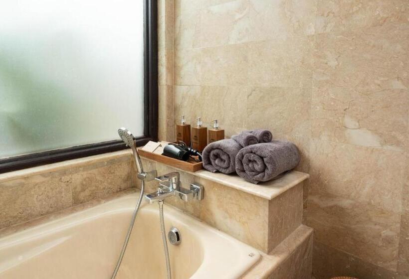 家庭间, Girihill Farmhouse