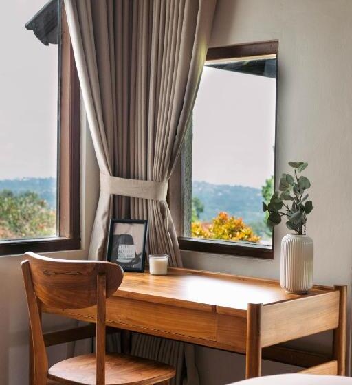 家庭间, Girihill Farmhouse