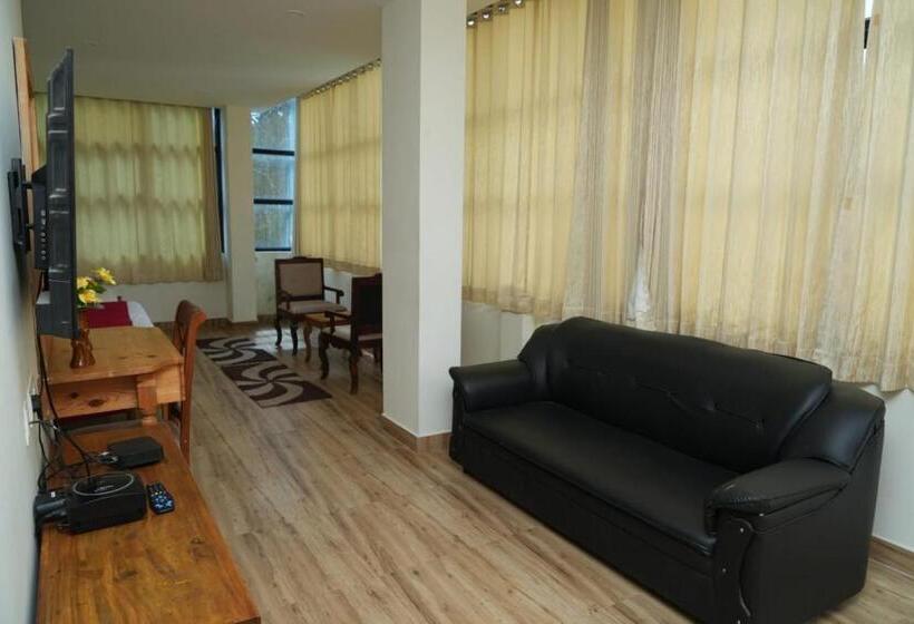 デラックスの4人部屋, Vetrivel International By Brown Tree Resorts