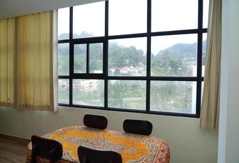 デラックスの４人部屋, Vetrivel International By Brown Tree Resorts