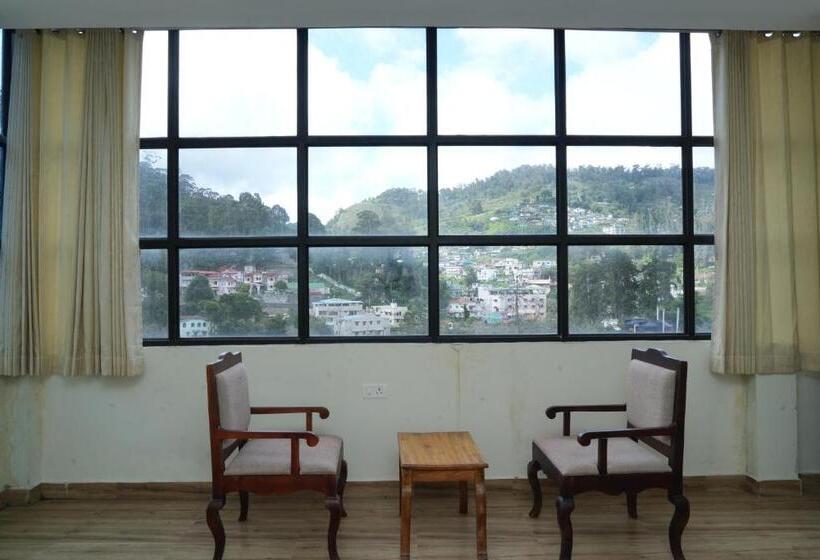 デラックスの４人部屋, Vetrivel International By Brown Tree Resorts