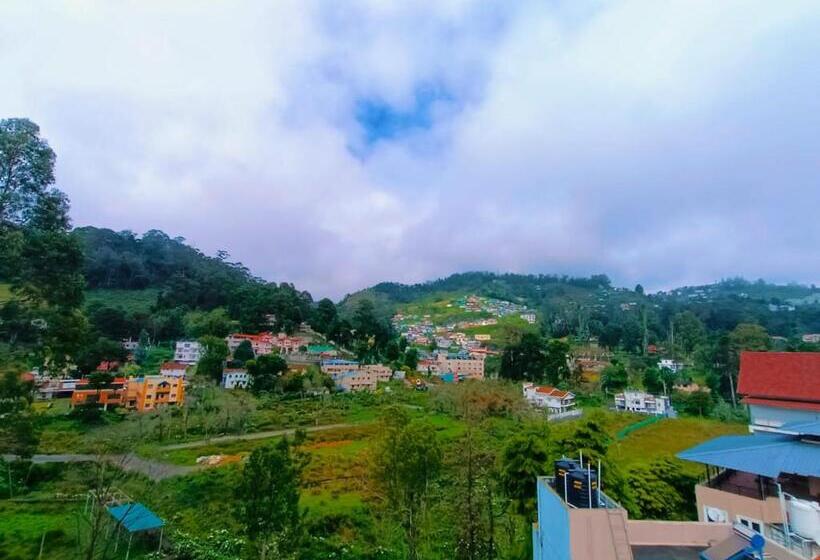 デラックスの4人部屋, Vetrivel International By Brown Tree Resorts