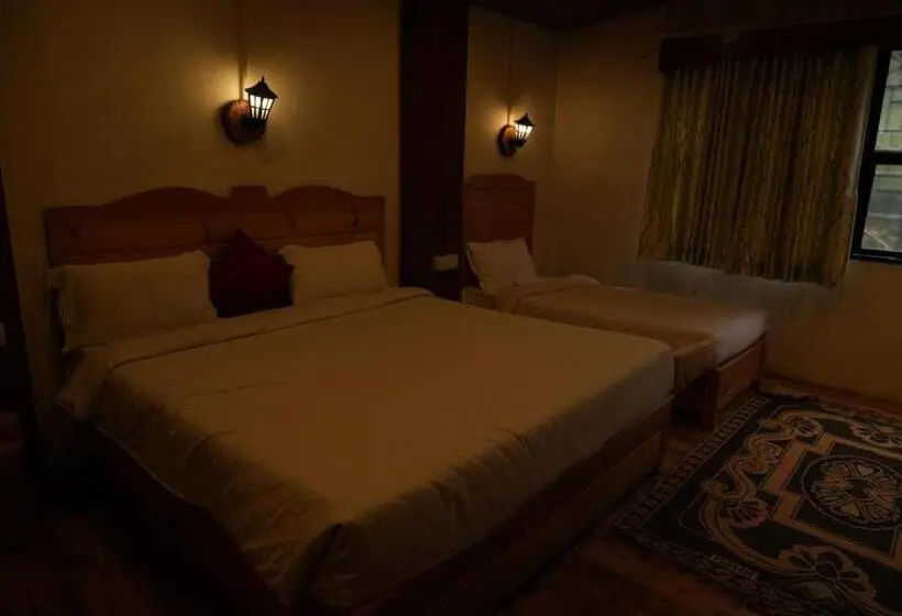 اتاق کلاسیک سه تخته, Vetrivel International By Brown Tree Resorts