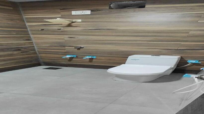 חדר קלאסי לשלושה, Oyo Neelkanth Hotel And Restaurant